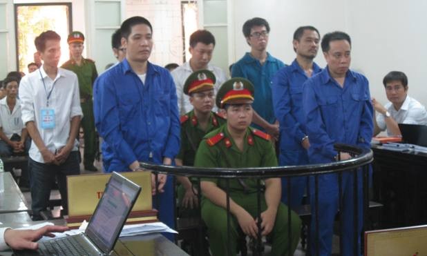 Vụ án nạo vét Hòn Gai - Cái Lân: “Anh được ăn, em cũng được ăn” Các bị cáo tại phiên toà.