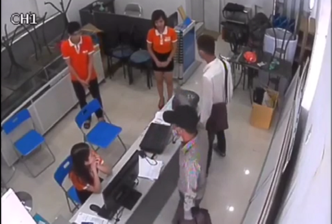 Bắc Ninh: Khống chế nhân viên cửa hàng, cướp điện thoại Hai thanh niên bịt khẩu trang, xông vào khống chế các nhân viên. Ảnh cắt từ clip.