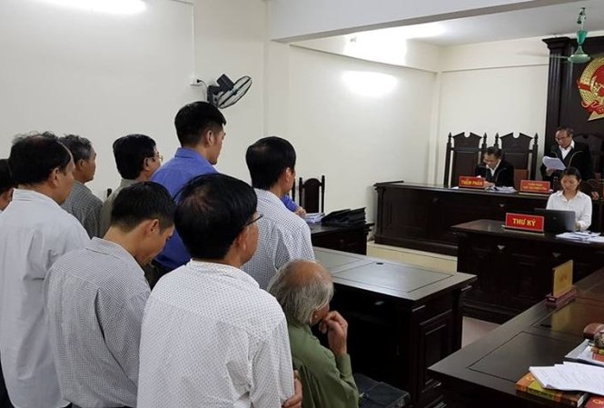 Phúc thẩm vụ đất đai Đồng Tâm: 9/10 bị cáo được giảm án Thẩm phán Trương Việt Toàn thay mặt HĐXX tuyên án phúc thẩm.