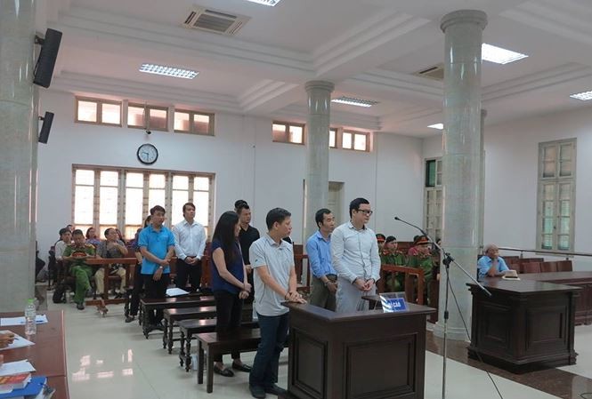 Thuê tiền cho cán bộ ngân hàng 'vờ' đếm nhằm qua mặt kiểm soát Các bị cáo trong vụ án.