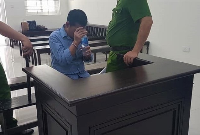 Kẻ giết người, phi tang ở bãi rác vì không vay được tiền bị tuyên tử hình Bị cáo Chử Tuấn Sơn được công an canh giữ tại tòa.