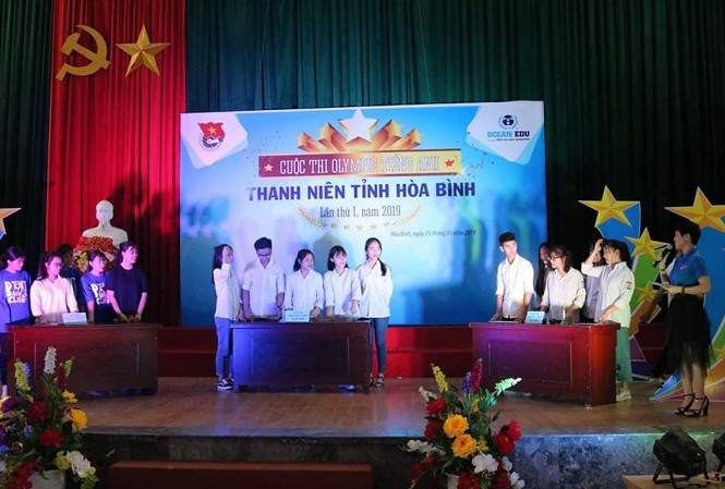 20 trường trung học phổ thông tại Hòa Bình tham gia thi đấu Tiếng Anh Các đội thi tham gia trả lời phần thi kiến thức.