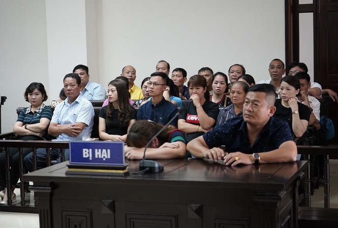 Xét xử Hưng 'kính': Tiểu thương lo sợ ngày các bị cáo ra tù Bị hại lo sợ có thể bị trà thù vì đã tố cáo hành vi cưỡng đoạt tài sản ở chợ Long Biên.