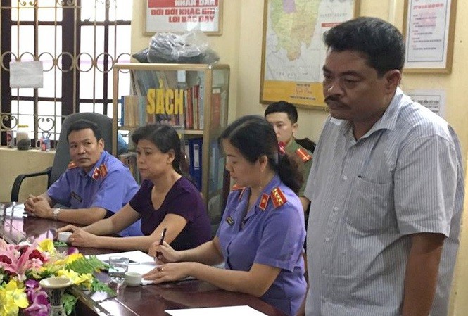 210 phụ huynh có con được nâng điểm ở Hà Giang bị đề nghị xử lý Công an đọc lệnh khởi tố với các bị can.