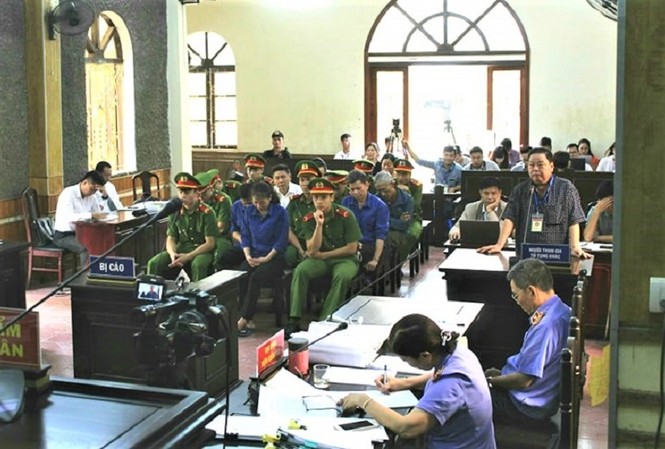Xử lý 100 đảng viên ở Sơn La liên quan gian lận điểm thi Phiên tòa xét xử vụ gian lận điểm thi tại Sơn La. Hiện vụ án đã được trả hồ sơ yêu cầu điều tra bổ sung.