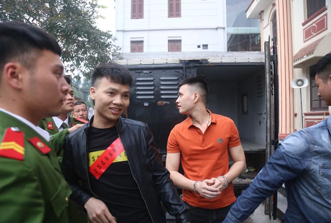 Hàng trăm người tới theo dõi phiên tòa xử Khá 'bảnh' Ngô Bá Khá tươi cười khi bị dẫn giải vào phòng xét xử. Ảnh: Xuân Ân.