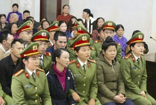 Bố nữ sinh giao gà ở Điện Biên khẳng định 'vợ rất ghét... ma tuý' Các bị cáo tại tòa.