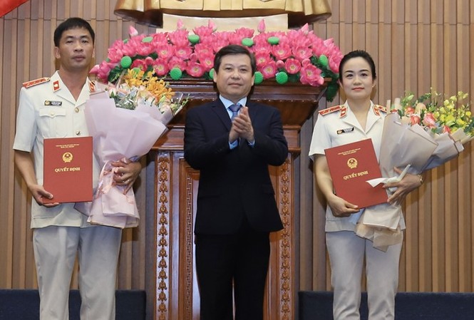 Bổ nhiệm 2 phó viện trưởng Viện kiểm sát nhân dân tối cao Ông Lê Minh Trí - Viện trưởng Viện KSND Tối cao chúc mừng bà Nguyễn Hải Trâm và ông Nguyễn Duy Giảng.