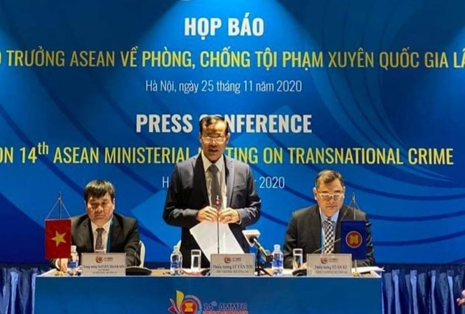 Tội phạm lợi dụng dịch bệnh, cải trang thành nhóm từ thiện Thứ trưởng Lê Tấn Tới chủ trì cuộc họp báo.