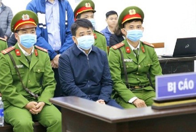 'Ông Nguyễn Đức Chung giơ tay, nếu tôi không bắt mọi người sẽ nghĩ gì?' Ông Nguyễn Đức Chung tại tòa án ngày 11/12.