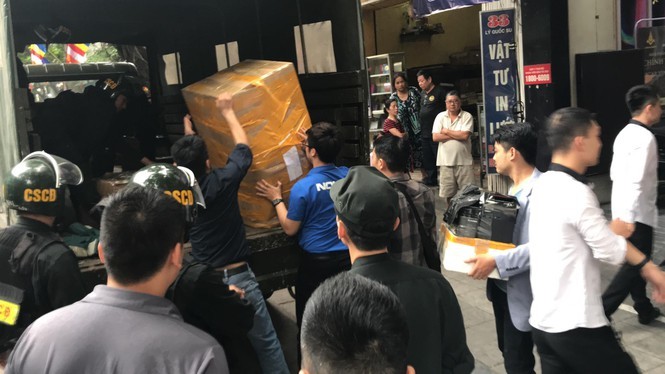 Nhật Cường và những 'chiêu' buôn lậu số hàng 3.000 tỷ Cảnh sát khám xét cơ sở của Nhật Cường.