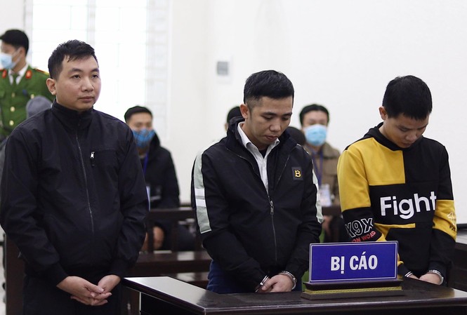Phạt tù nhóm người rút tiền của ngân hàng thông qua lỗi hệ thống Các bị cáo tại tòa.
