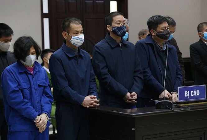 Những trò 'lừa như thật' của nhóm giả mạo tướng tá tình báo Vợ chồng Hoa Hữu Long và các đồng phạm tại tòa.