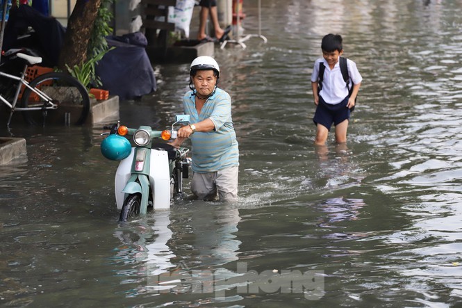 Triều cường sắp đạt đỉnh, nguy cơ ngập úng tại TPHCM Triều cường đạt đỉnh trong hai ngày 27-28/11 có thể gây ngập úng tại các vùng trũng thấp, vùng ven sông ở TPHCM