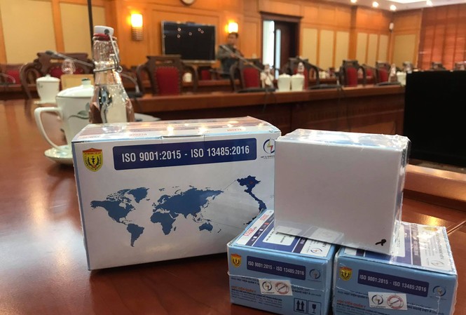 Việt Nam chính thức sản xuất Kit phát hiện SARS-CoV-2 Bộ Kit do Hoc viện Quân y và Công ty Việt Á sản xuất. Ảnh: Nguyễn Hoài
