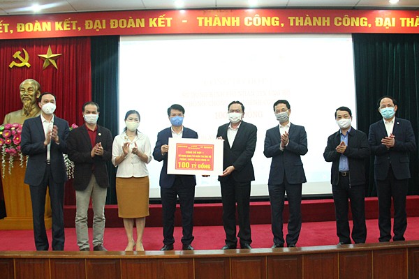 Đạt 133 tỷ ủng hộ phòng chống dịch COVID-19 qua tin nhắn Đại diện UBTW Mặt trận Tổ quốc Việt Nam trao tiền ủng hộ cho đại diện Bộ Y tế. Ảnh: Mic.gov.vn