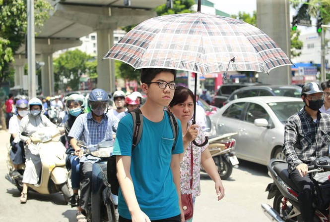Hà Nội nắng nóng đỉnh điểm trong 3 ngày tới Từ nay đến hết Chủ Nhật (19/7) là đỉnh điểm đợt nắng nóng đang diễn ra. Ảnh: Như Ý.