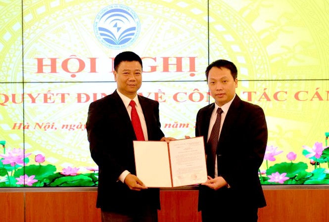 Bộ Thông tin và Truyền thông bổ nhiệm cán bộ Thứ trưởng Nguyễn Huy Dũng (trái) trao quyết định Phụ trách Cục Tin học hóa cho ông Đỗ Công Anh.
