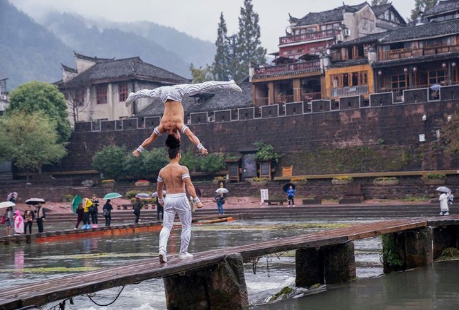 Anh em 'Hoàng tử Xiếc' trình diễn đẹp mê hồn ở Phượng Hoàng cổ trấn Anh em 'Hoàng tử Xiếc' trình diễn đẹp mê hồn ở Phượng Hoàng cổ trấn