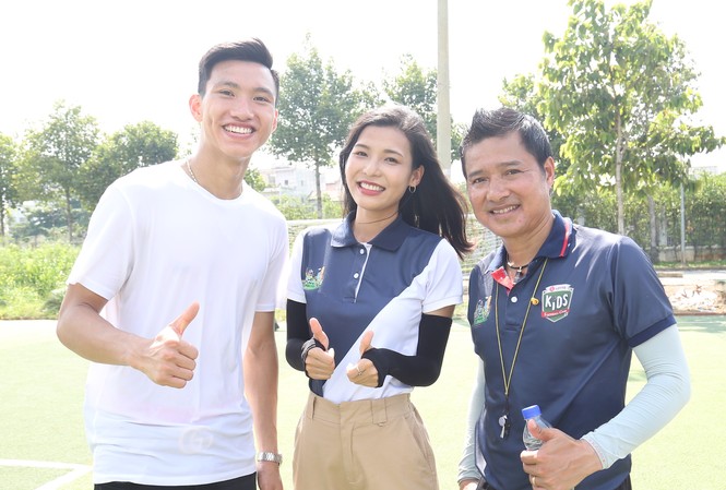 Đoàn Văn Hậu vui chơi và chia sẻ về thời thơ ấu với các cầu thủ nhí Đoàn Văn Hậu vui chơi và chia sẻ về thời thơ ấu với các cầu thủ nhí