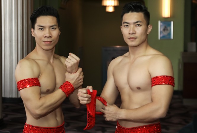 Anh em 'Hoàng tử xiếc' thể hiện 'sức mạnh đôi tay' từng trình diễn ở Britain's Got Talent Anh em 'Hoàng tử xiếc' thể hiện 'sức mạnh đôi tay' từng trình diễn ở Britain's Got Talent