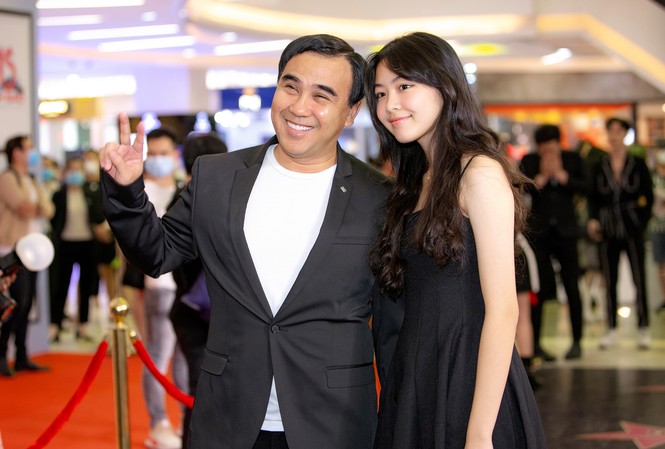 Quyền Linh đưa con gái xinh đẹp như minh tinh đi dự ra mắt phim Quyền Linh đưa con gái xinh đẹp như minh tinh đi dự ra mắt phim