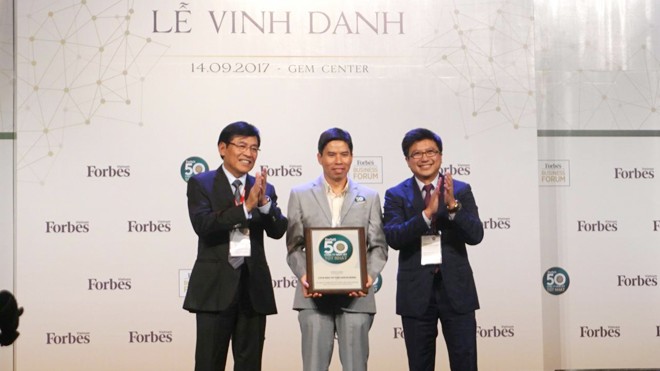 Thế Giới Di Động lọt Top 50 doanh nghiệp khu vực châu Á – Thái Bình Dương Ông Nguyễn Đức Tài, Chủ tịch HĐQT Thế Giới Di Động (người đứng giữa), nhận chứng nhận từ Forbes.
