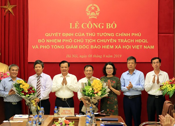 Bổ nhiệm Phó Chủ tịch chuyên trách HĐQL và Phó Tổng Giám đốc BHXH Việt Nam Thừa ủy quyền Thủ tướng Chính phủ, Bộ trưởng Đinh Tiến Dũng đã trao các quyết định bổ nhiệm cho các ông Phạm Văn Trường và Lê Hùng Sơn
