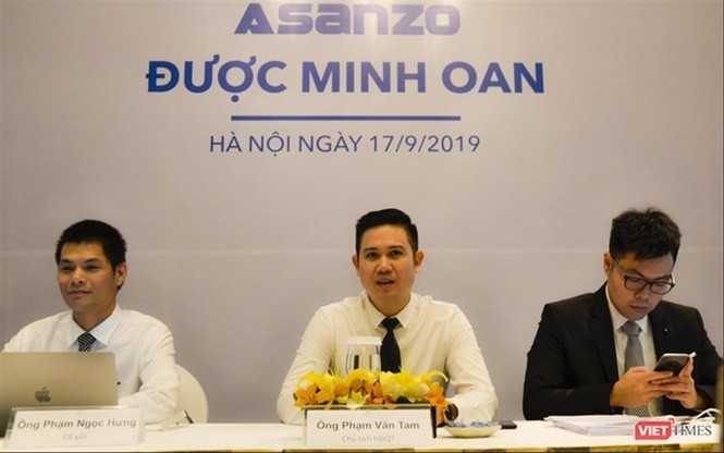 Bị Tập đoàn Sharp phủ nhận hợp tác, Asanzo bối rối muốn “minh oan” Ông Phạm Văn Tam (ngồi giữa) tại buổi họp báo 'minh oan' ngày 17/9