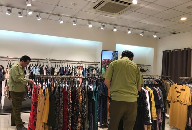 Nghi vấn cty thời trang của diễn viên Hải Anh giả xuất xứ: Kiểm tra 5 địa điểm Đội QLTT số 14 chia thành 5 tổ kiểm tra 5 địa điểm kinh doanh Thương hiệu thời trang SEVEN.Am trên địa bàn Hà Nội