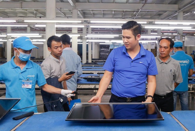 Sharp Việt Nam gửi đơn tố cáo Asanzo tới 5 Bộ Chủ tịch Asanzo Phạm Văn Tam tại dây truyền lắp tivi