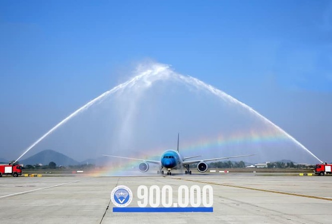 Chuyến bay thứ 900.000 trong năm 2019 hạ cánh xuống Nội Bài Chuyến bay mang số hiệu VN216 cất cánh từ sân bay Tân Sơn hạ cánh xuống sân bay Nội Bài lúc 9h10 hôm nay, 7/12