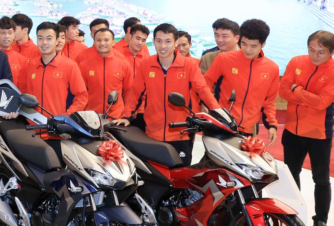 Tặng 58 xe máy cho tuyển Việt Nam, Honda muốn nhắn nhủ gì? 58 chiếc xe máy tổng trị giá hơn 3 tỷ đồng đã được Honda Việt Nam trao tặng cho hai đội bóng đá nam và nữ vừa giành huy chương vàng Seagames 30 về