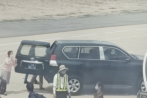 Giá thị trường của xe Toyota Land Cruiser Prado là bao nhiêu? Xe Toyota Land Cruiser Prado biển xanh ra sát máy bay. Ảnh: Facebook