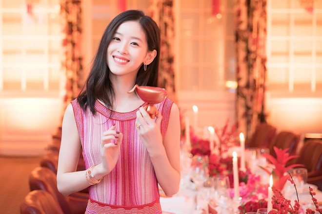 “Hotgirl trà sữa” ủng hộ 5 triệu khẩu trang và 50 máy thở cùng 600 vật tư y tế cho Anh Hotgirl trà sữa Chương Trạch Thiên