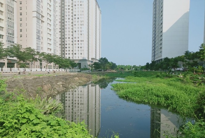 Lấp kênh rạch làm bãi giữ xe, chiếm vỉa hè, bờ sông làm của riêng? Lấp kênh rạch làm bãi giữ xe, chiếm vỉa hè, bờ sông làm của riêng?