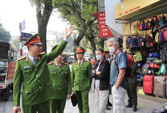 Dẹp loạn vỉa hè, Hà Nội cũng có một 'Đoàn Ngọc Hải' Thượng tá Bùi Văn Đang, Phó trưởng Công an quận Hoàn Kiếm trực tiếp chỉ đạo xử lý lấn chiếm vỉa hè. Ảnh: Trường Phong
