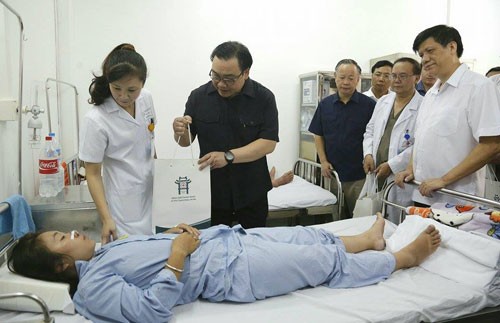 Bí thư Hà Nội yêu cầu tăng cường chống dịch sốt xuất huyết Bí thư Thành ủy Hoàng Trung Hải thăm bệnh nhân đang điều trị bệnh sốt xuất huyết tại Bệnh viện Thanh Nhàn. Ảnh: Hanoimoi