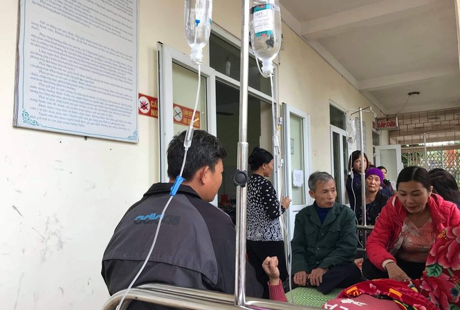 Vĩnh Phúc: Chưa rõ nguyên nhân hơn trăm công nhân ngất xỉu, nhập viện cấp cứu Công nhân phải nhập viện điều trị vì bị đau đầu, chóng mặt, buồn nôn