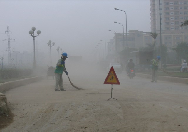 Chủ tịch Hà Nội nêu lý do xe hút bụi hoạt động không hiệu quả Hà Nội đối mặt với ô nhiễm không khí nghiêm trọng