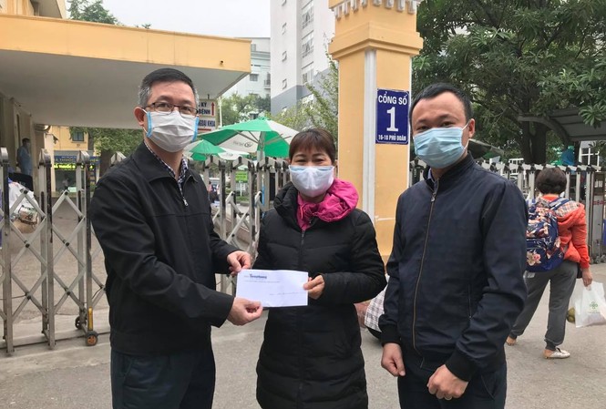 Báo Tiền Phong trao tiền ủng hộ tình nguyện viên gặp tai nạn khi chống dịch COVID-19 Đại diện báo Tiền Phong trao số tiền hỗ trợ cho mẹ tình nguyện viên Hoàng Văn Tuấn