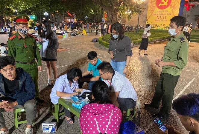 Hà Nội bắt buộc người dân đeo khẩu trang nơi công cộng Theo báo cáo của quận Hoàn Kiếm, trong 3 ngày qua, các đơn vị của quận đã xử phạt hàng chục trường hợp không đeo khẩu trang nơi công cộng. Ảnh: PV