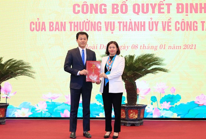 Phó Giám đốc Sở NN&PTNT Hà Nội làm Bí thư huyện Hoài Đức Phó Bí thư Thường trực Thành ủy Hà Nội Nguyễn Thị Tuyến trao quyết định cho ông Nguyễn Xuân Đại