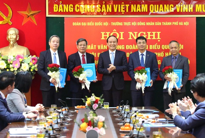 Ông Lê Minh Đức làm Chánh Văn phòng Đoàn ĐBQH, HĐND Hà Nội Phó Bí thư Thành ủy, Chủ tịch HĐND thành phố Hà Nội Nguyễn Ngọc Tuấn trao các quyết định bổ nhiệm Chánh Văn phòng và các Phó Chánh Văn phòng Đoàn đại biểu Quốc hội và HĐND thành phố
