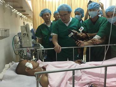 Bí thư Nguyễn Thiện Nhân: Sẽ trang bị áo giáp cho các hiệp sĩ Bí thư Nguyễn Thiện Nhân thăm "hiệp sĩ" Trần Văn Hoàng