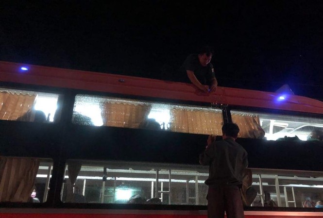 Khách hoảng loạn vì cả chục xe giường nằm bị ném đá trong đêm Tài xế dán lại kiếng bị ném đá bằng băng keo