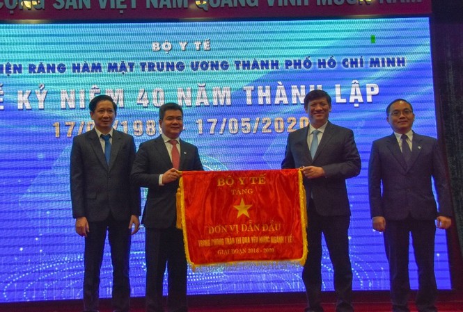 Kỷ niệm 40 năm ngày thành lập, bệnh viện kêu gọi quyên góp ủng hộ miền Trung GS.TS Nguyễn Thanh Long trao cờ thi đua cho Bệnh viện Răng hàm mặt trung ương TPHCM (ảnh: K.V)