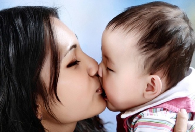 Nguyên nhân bé 14 tháng tuổi lây nhiễm COVID-19 từ thầy giáo ở TPHCM Nhiều nguy cơ gây bệnh cho trẻ nhỏ từ nụ hôn