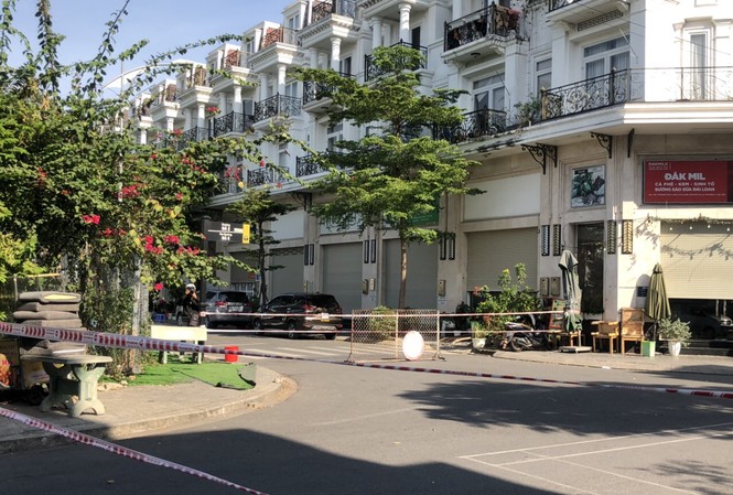 TPHCM: Phong toả một khu dân cư vì có ca nghi mắc COVID-19 Một số căn hộ trong khu dân cư Cityland bị phong toả chiều ngày 4/12