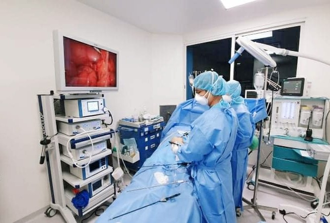 Nuốt 18 viên nam châm, bé trai 3 tuổi phải cắt nối ruột Bác sĩ Bệnh viện Nhi đồng Thành phố phẫu thuật nội soi cho bệnh nhi (ảnh: BVCC)